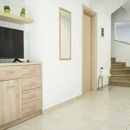 Nektarios Garenias Kipoupoli بيت للعطل
